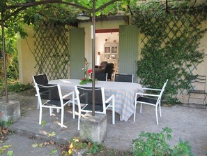 Outdoor dining - Recent house inside a 4000 m² park. Taste the tranquillity of Provence (Lagnes)