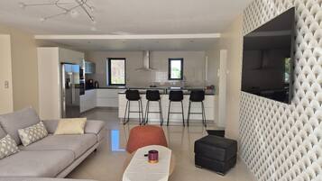 TV connectée, lecteur de DVD, livres