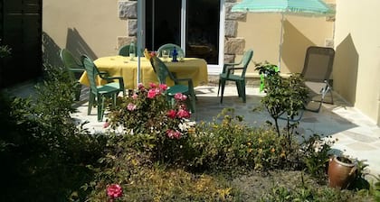 Quiet house - Enclosed garden - Free parking, vehicle not required