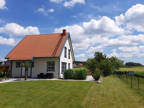 Exterior - family-friendly non-smoking house with large garden and beautiful view (Ralswiek OT Gnies)
