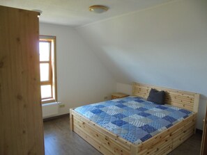 3 bedrooms, iron/ironing board, free WiFi - family-friendly non-smoking house with large garden and beautiful view (Ralswiek OT Gnies)