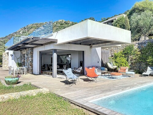 Luxury villa, sea view - swimming pool facing the sunset