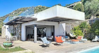 Luxury villa, sea view - swimming pool facing the sunset