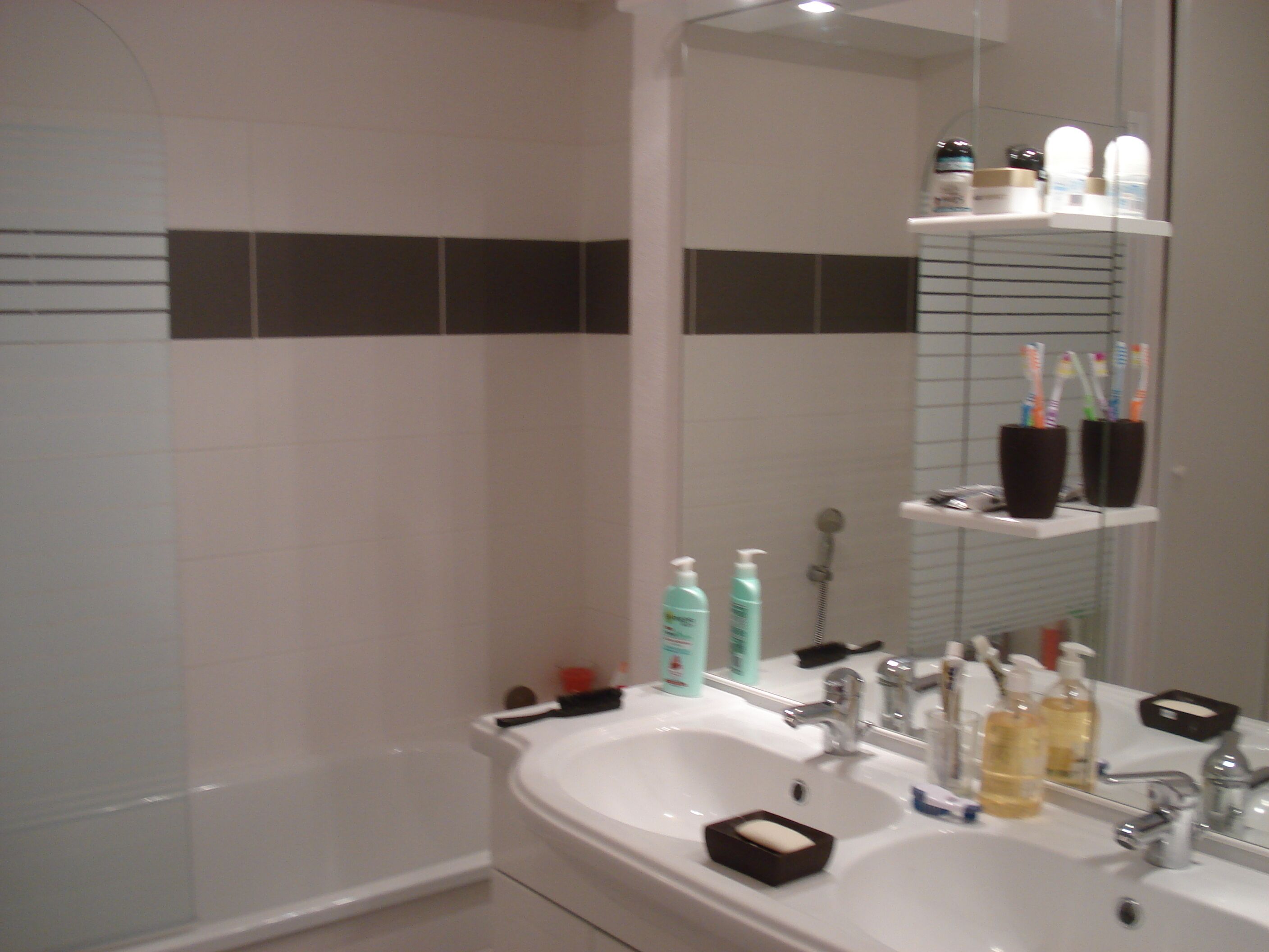 Ensemble douche/baignoire, sèche-cheveux