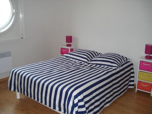 3 chambres, fer et planche à repasser