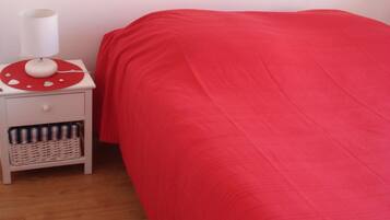 3 habitaciones y tabla de planchar con plancha
