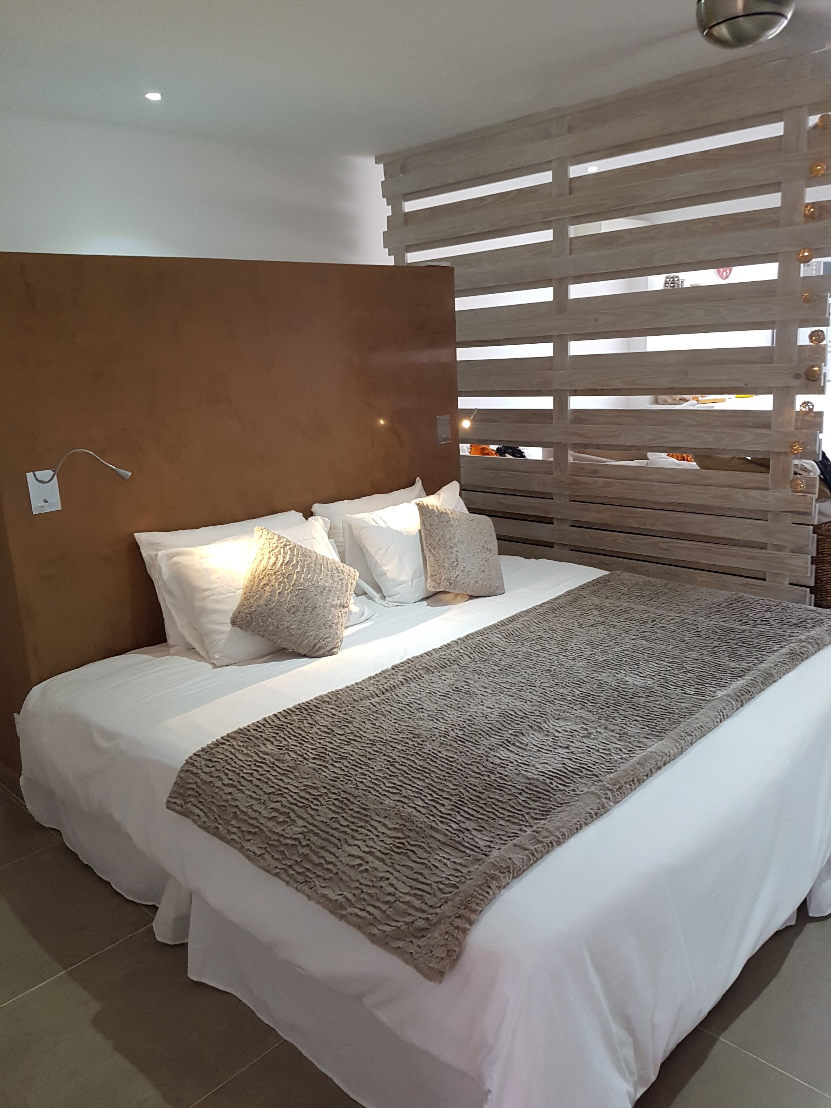 1 chambre, coffres-forts dans les chambres, fer et planche à repasser