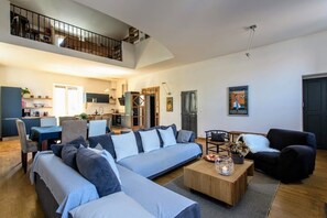 Televisión, chimenea, videojuegos y reproductor de DVD 