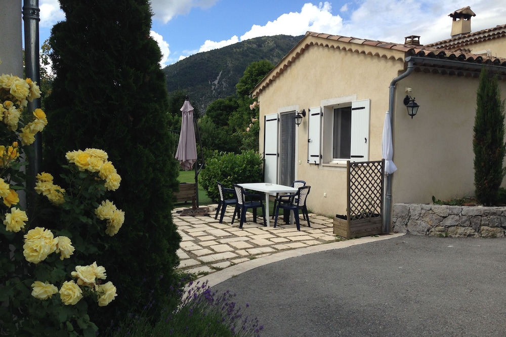 CHARMING STUDIO CASTELLANE 500m from the square