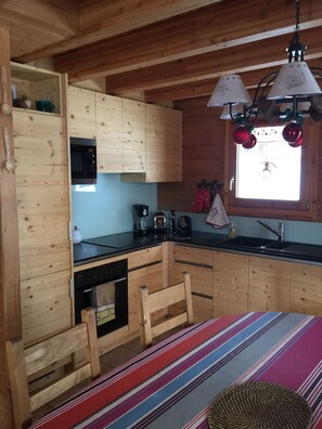 ثلاجة، ميكروويف، فرن، موقد طهي مسطح