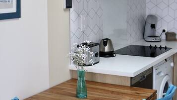 Réfrigérateur, micro-ondes, four, plaque de cuisson