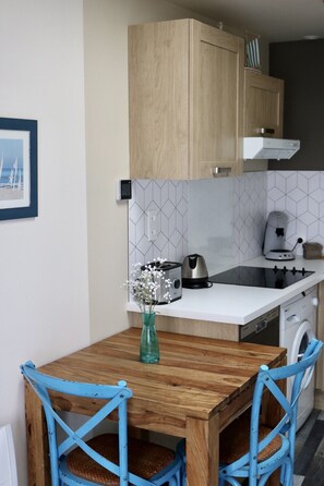 Fridge, microwave, oven, stovetop - Studio bungalow in La Cotinière beach 100m, port 150 m  (Saint-Pierre-D'oléron)