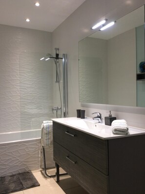 Combined shower/tub, hair dryer, towels, soap