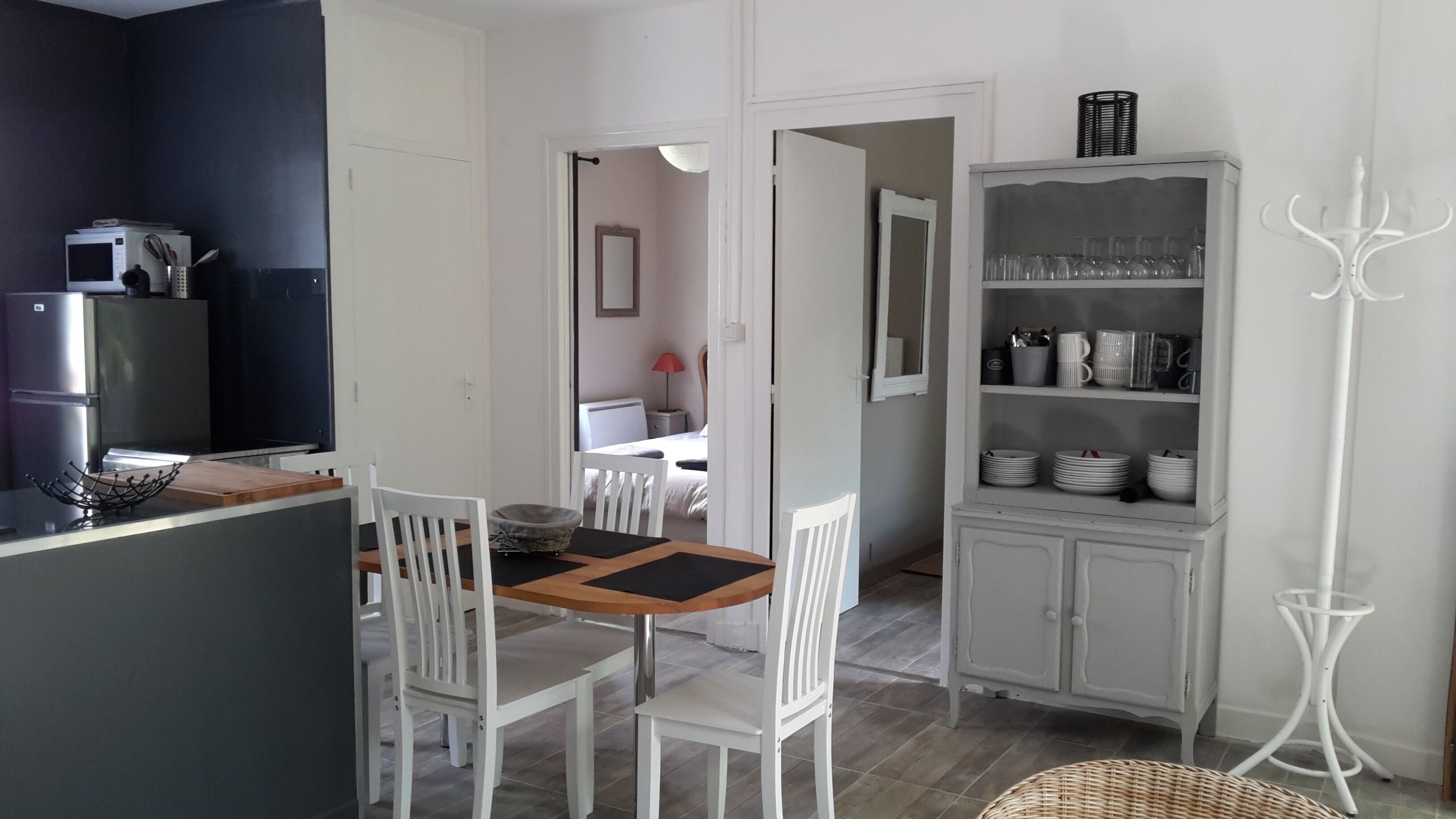 CHEVERNY. Gîte des Glycines 4 people (2 bedrooms) with enclosed garden