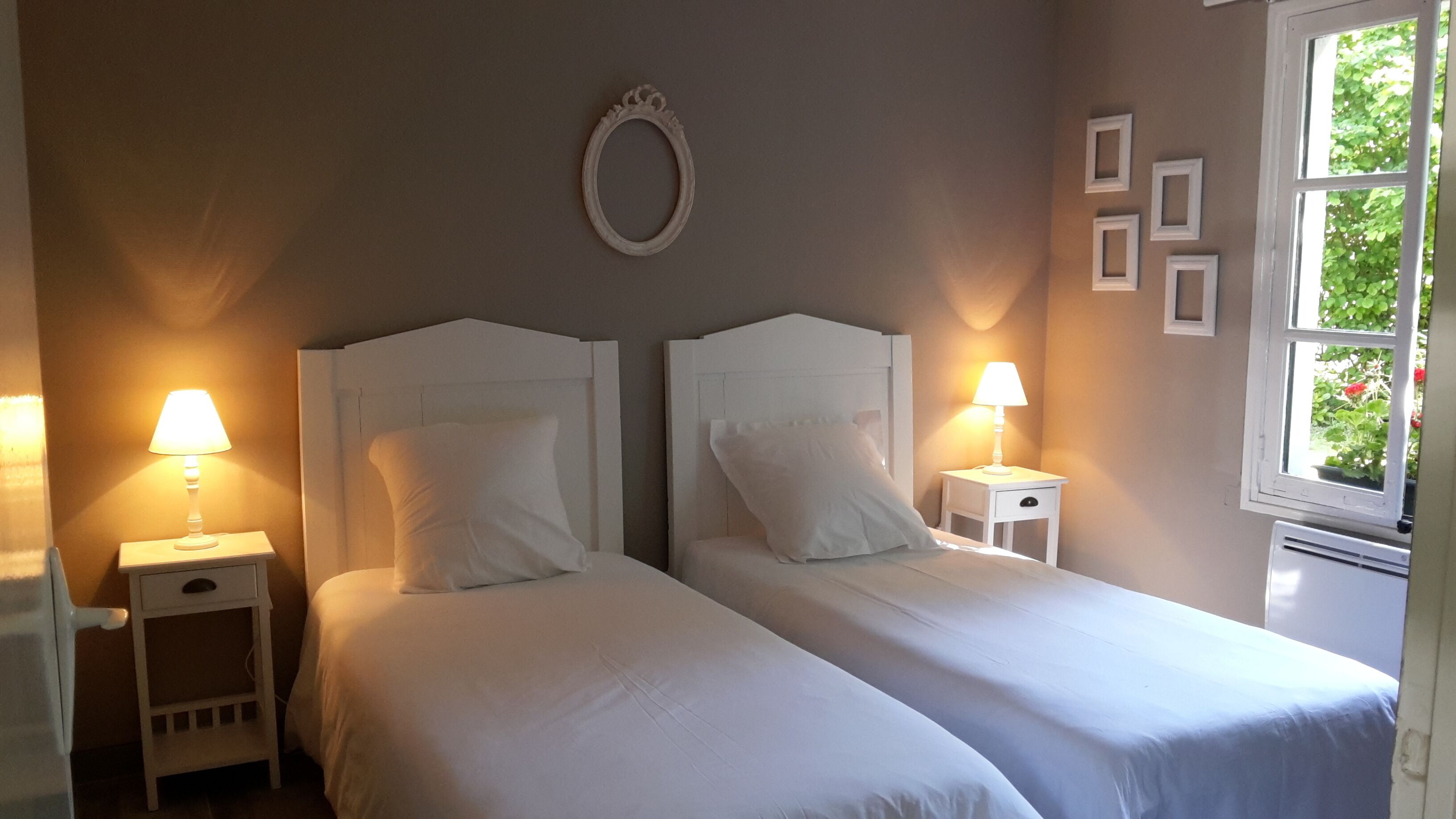 CHEVERNY. Gîte des Glycines 4 people (2 bedrooms) with enclosed garden