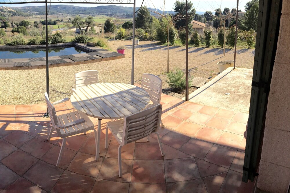 Beautiful studio with pool near Aix-en-Provence