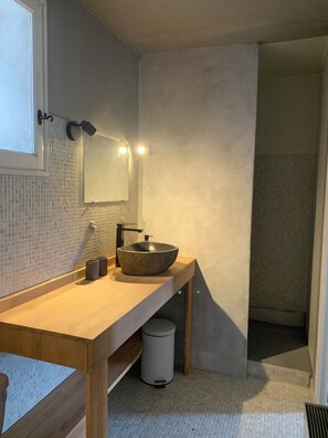 Dusche, Bidet, Handtücher
