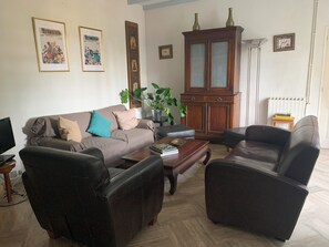 TV a schermo piatto, lettore DVD, libri, biblioteca musicale