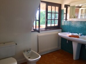 Haartrockner, Handtücher, Toilettenpapier