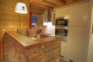 Fridge, microwave, oven, stovetop - Cosy chalet, 8 bedrooms, 8 showers rooms, access to slopes and shops by foot (Morillon)