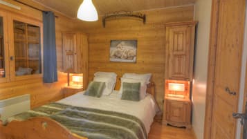 8 bedrooms, iron/ironing board, travel crib, free WiFi