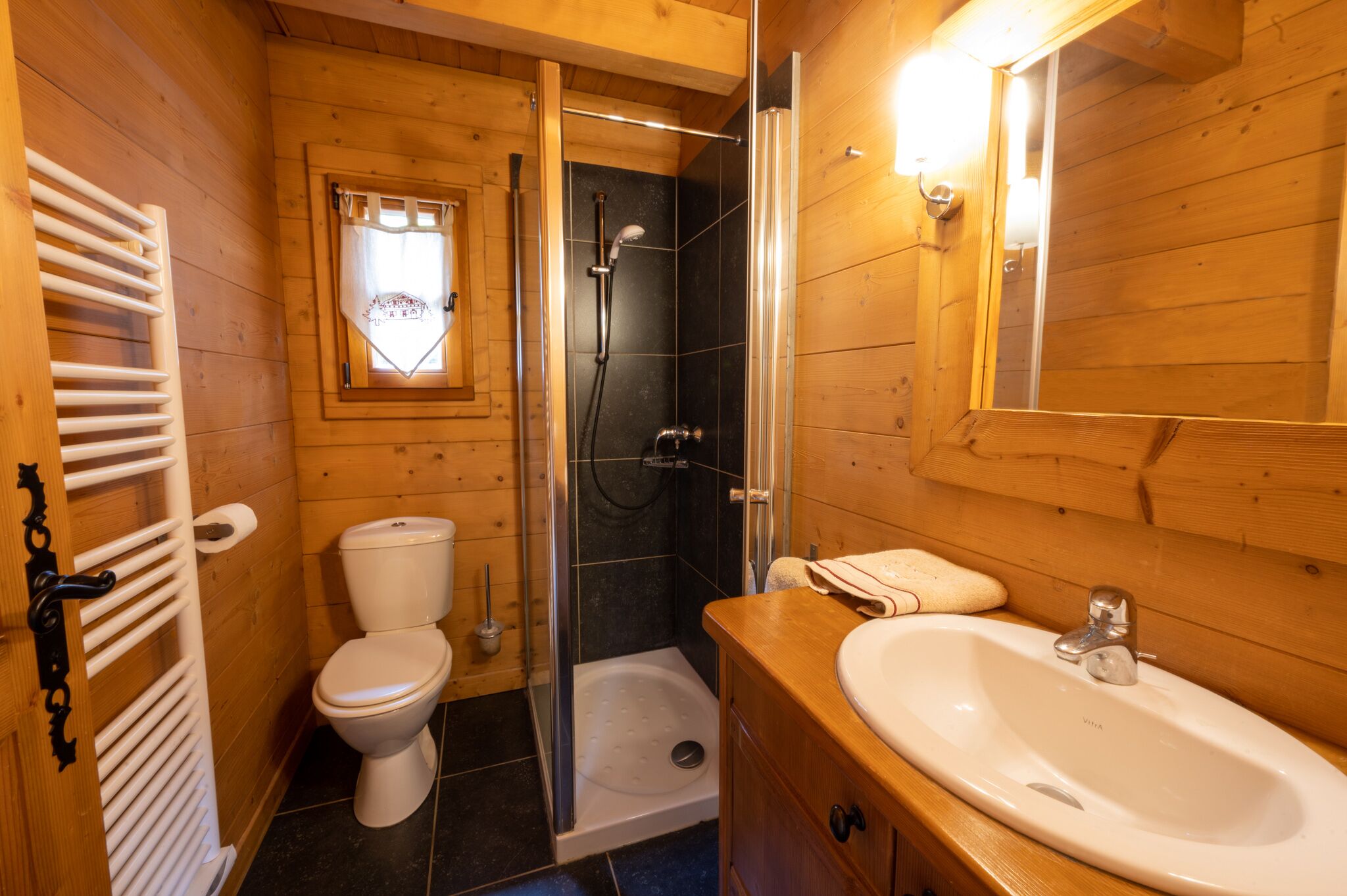 This is a lovely, south facing, 4 star chalet with Wi-Fi located in La Clusaz