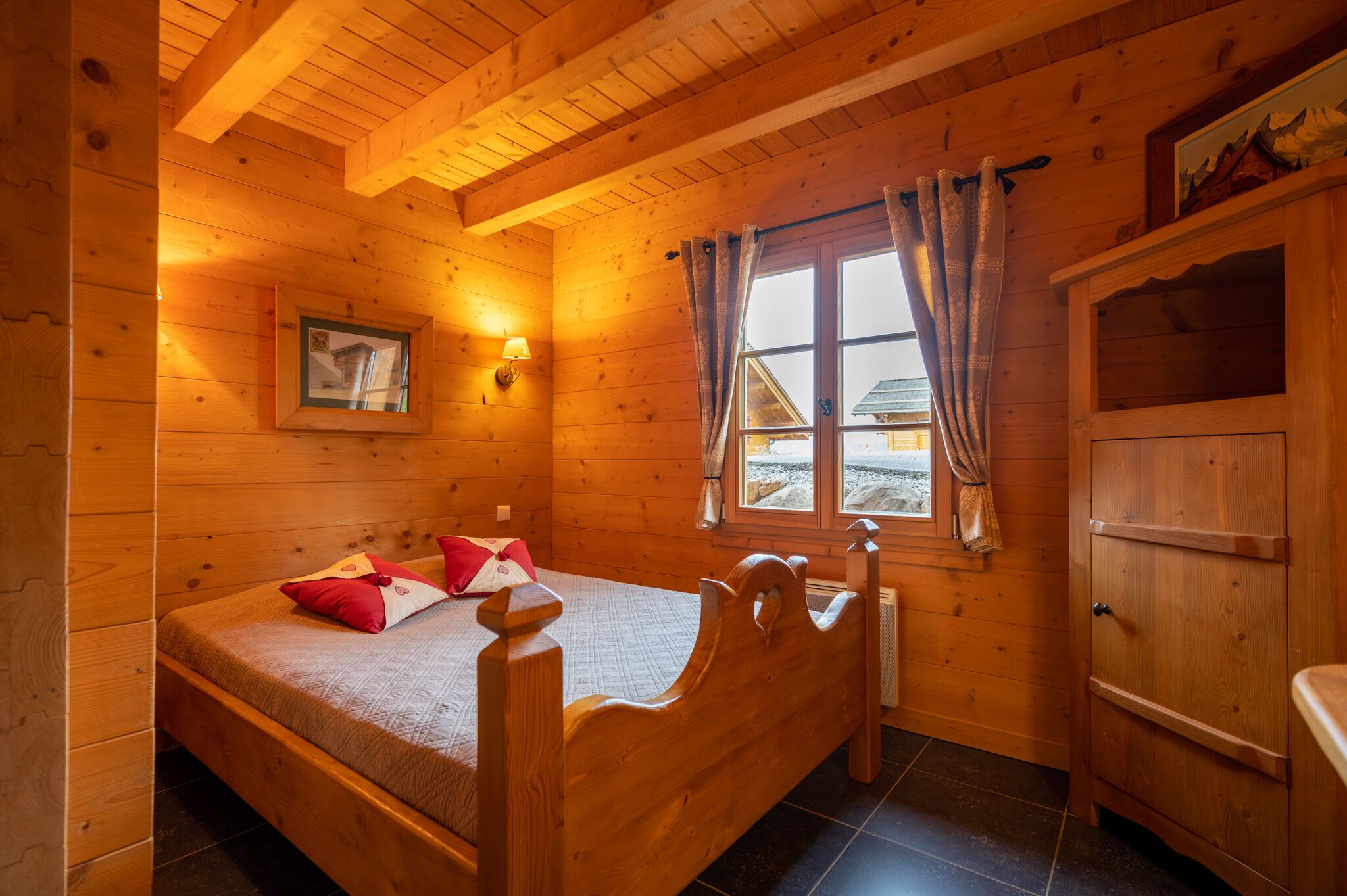 This is a lovely, south facing, 4 star chalet with Wi-Fi located in La Clusaz