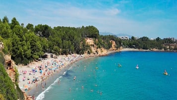 Una spiaggia nelle vicinanze