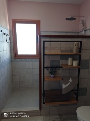Douche, bidet, serviettes fournies