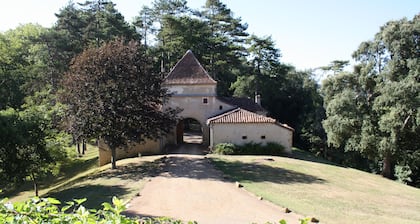 Gers, groĂes CharaktergrundstĂŒck, bewaldeter Park, privater Swimmingpool und Tennisplatz