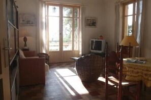 Smart TV, DVD player, books - Charming villa, yet affordable, in Villefranche-sur-mer, the real Cote d’Azur. (Villefranche-sur-Mer)