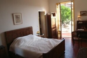 3 habitaciones, tabla de planchar con plancha y cuna de viaje 