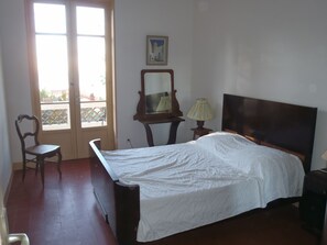 3 habitaciones, tabla de planchar con plancha y cuna de viaje 