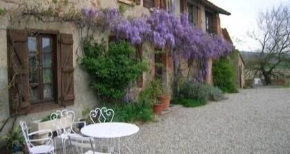 Ferme traditionnelle, piscine, vue panoramique sur les pyrénées, tt confort.