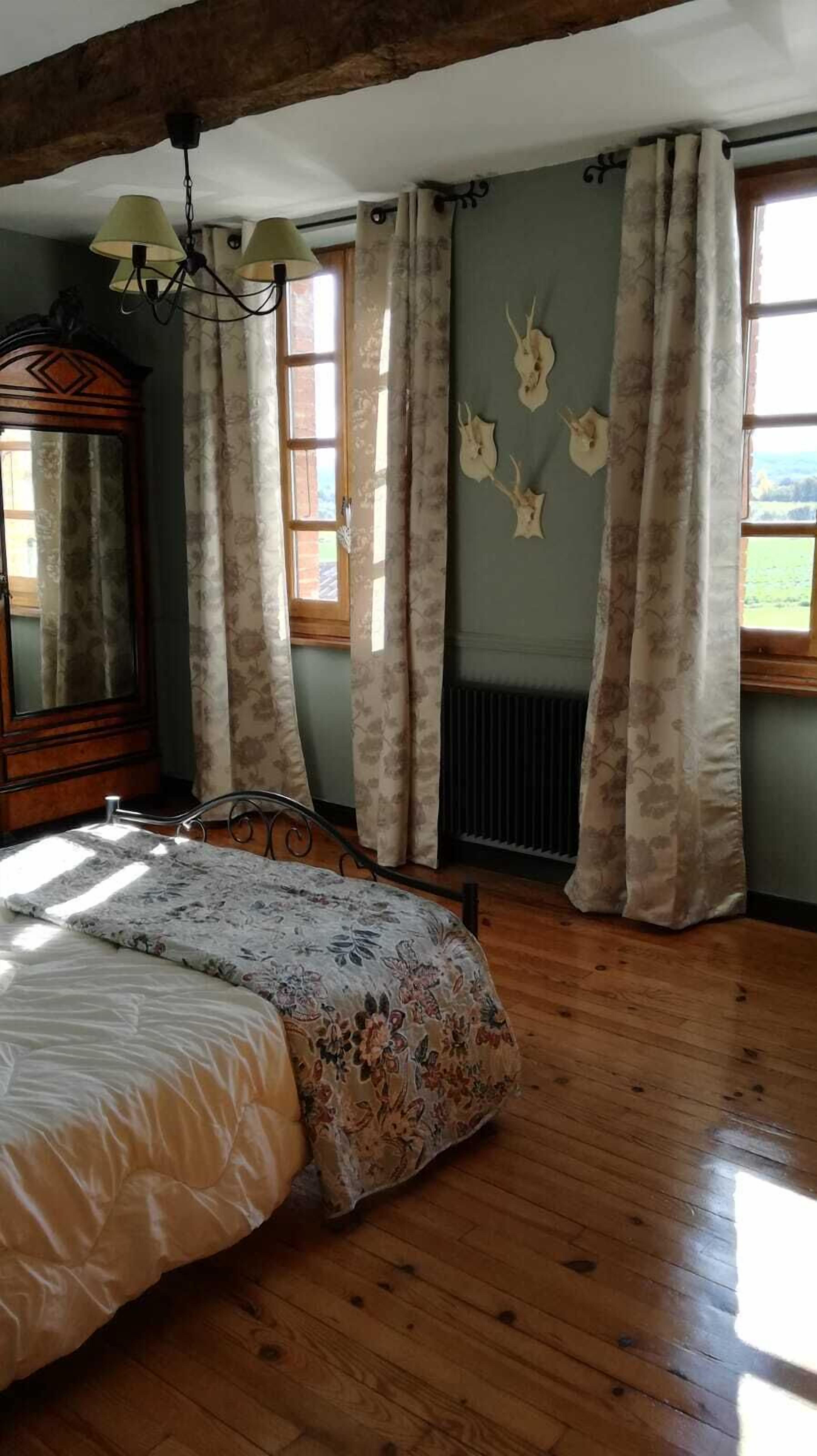 Traditionnal toulousaine farmhouse, with pool, panoramic view, all mod cons.