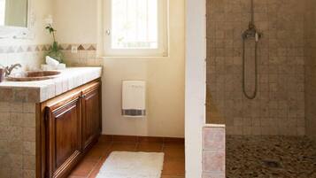 Douche, sèche-cheveux, bidet, serviettes fournies