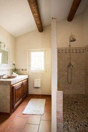 Ducha, secador de pelo, bidet, toallas