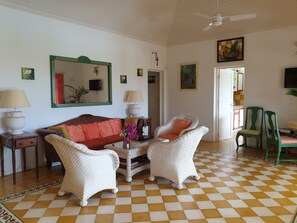 Smart TV, fireplace, books, stereo - Luxury secured villa with pool, view of the coconut trees, the lagoon & the sea (St François)