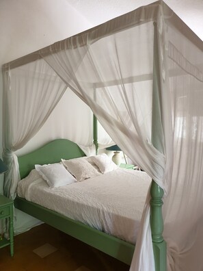 3 bedrooms, in-room safe, soundproofing, iron/ironing board - Luxury secured villa with pool, view of the coconut trees, the lagoon & the sea (St François)
