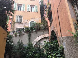 Exterior detail - RARE CHARMING APARTMENT IN OLD NICE, WITH A GARDEN VIEW, CLOSE TO THE SEA (Nice)