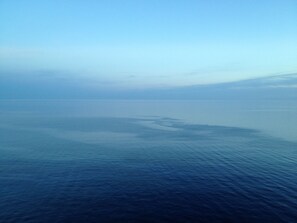 A calm sea with a clear horizon. - RARE CHARMING APARTMENT IN OLD NICE, WITH A GARDEN VIEW, CLOSE TO THE SEA (Nice)