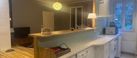 Kahvin-/teenkeitin, jääkaappi, mikroaaltouuni, uuni