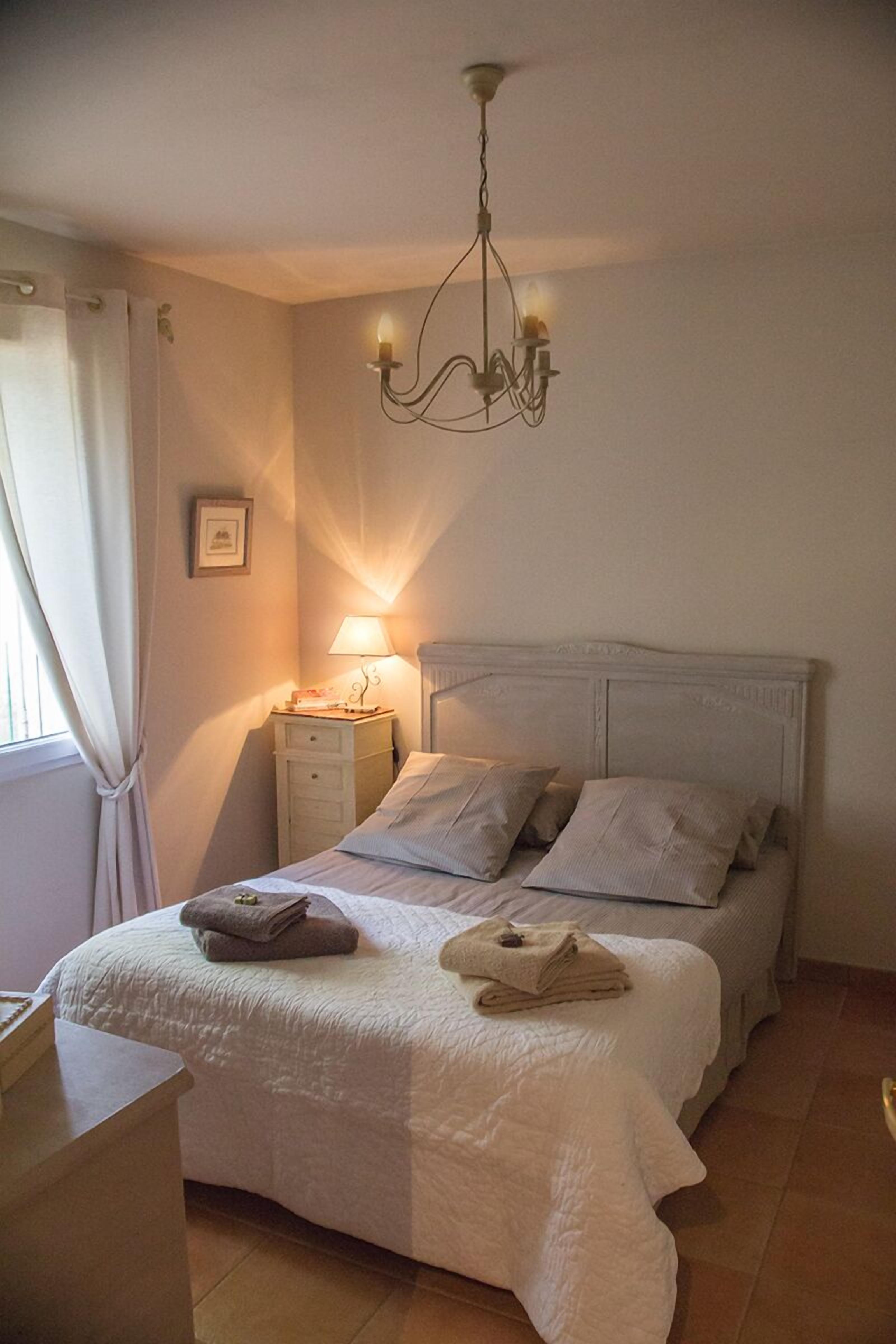 Beautiful villa, swimming pool and pool house 10 minutes from downtown Aix en Provence.