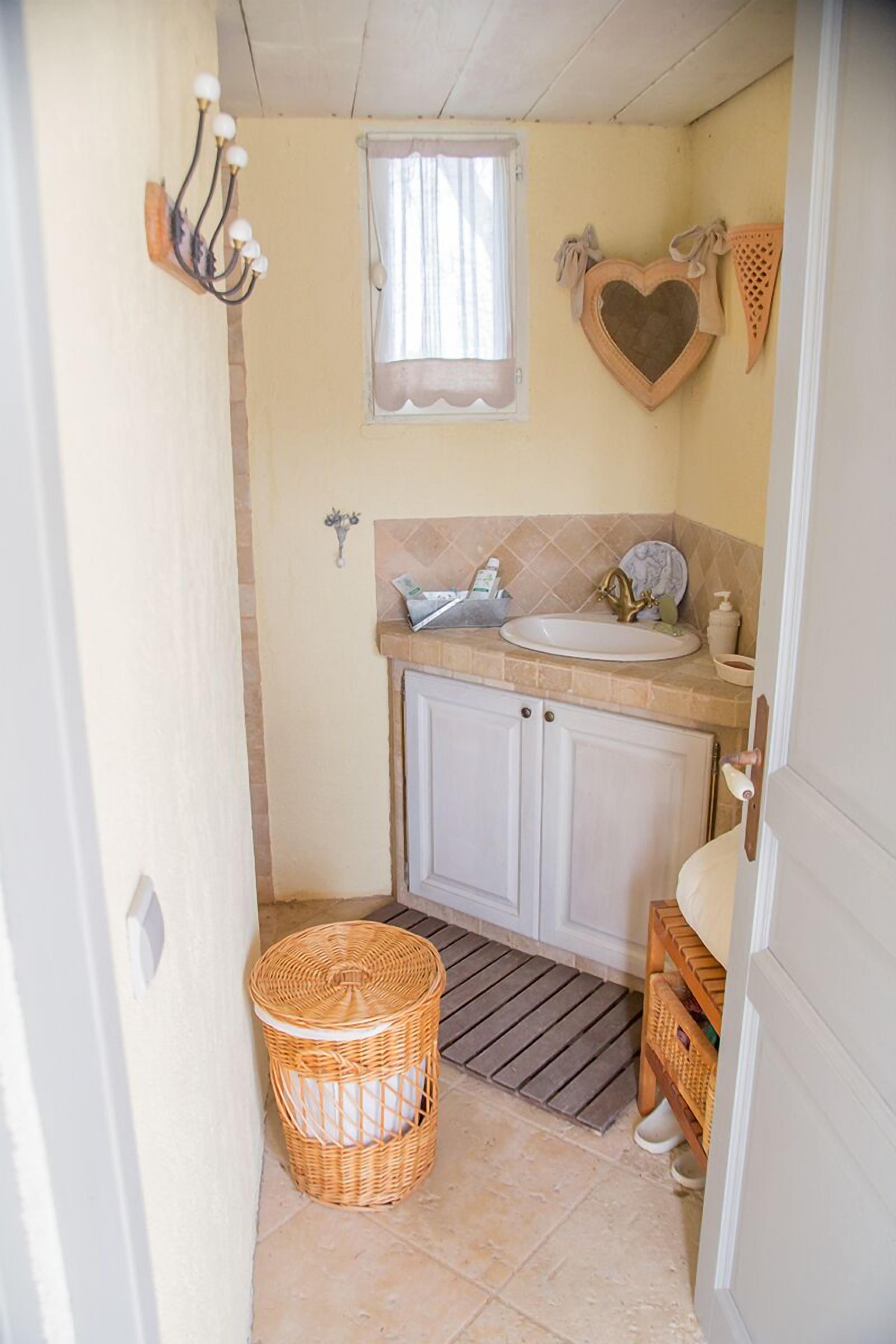 Beautiful villa, swimming pool and pool house 10 minutes from downtown Aix en Provence.