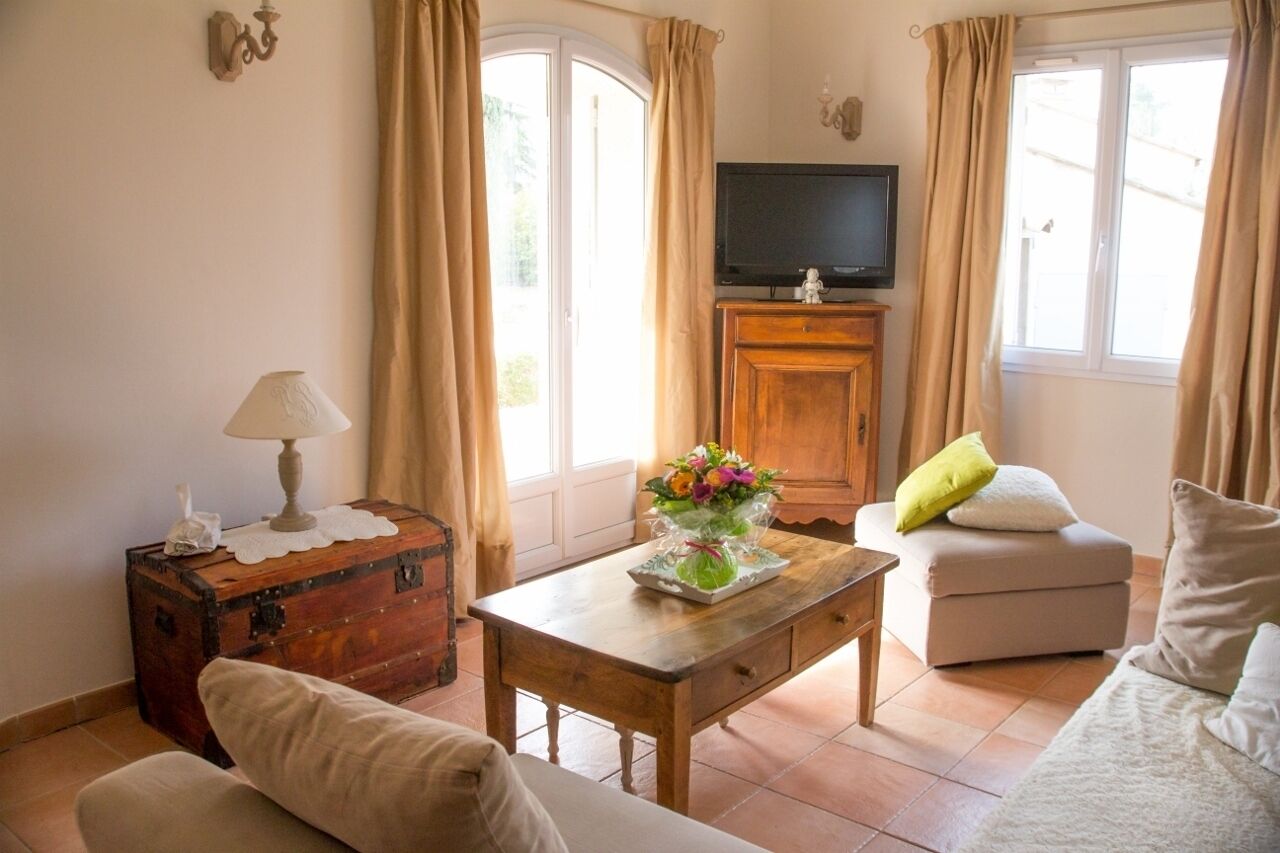 Beautiful villa, swimming pool and pool house 10 minutes from downtown Aix en Provence.