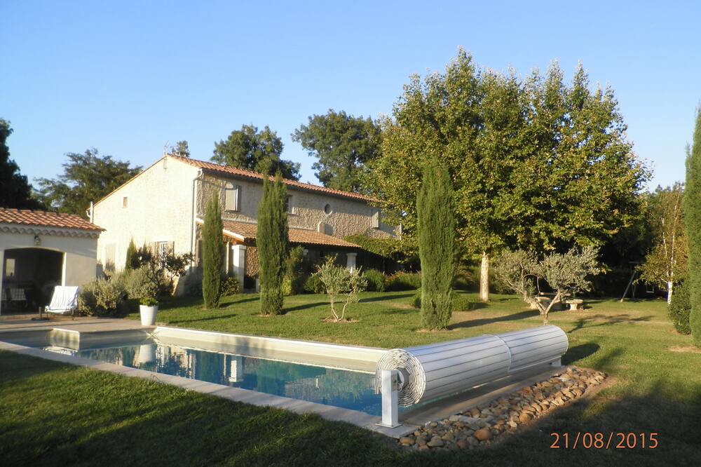 Pretty Provencal farmhouse near Arles