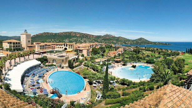 A resort with multiple swimming pools, a large covered area, and a view of the sea and mountains. - Cap Esterel (St Raphaël) - Quiet apartment with sea view, golf & Cap Esterel 4 pers. (Saint-Raphaël)