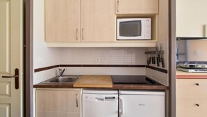 A compact kitchen with a microwave, a sink, and a dishwasher. - Cap Esterel (St Raphaël) - Quiet apartment with sea view, golf & Cap Esterel 4 pers. (Saint-Raphaël)