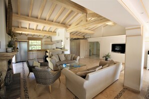 Een televisie, een open haard, videogames en een dvd-speler