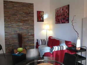 Téléviseur, lecteur de DVD, table de ping-pong